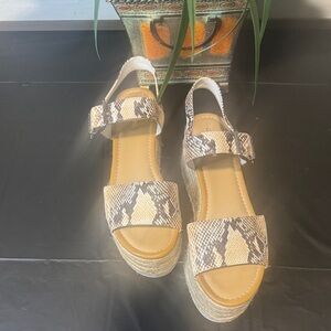 Brand New! Gianni Bini Beige Snakeskin Platform Sandals